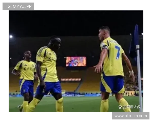 退役球星足球友谊赛精彩回顾 头球破门点燃全场热情